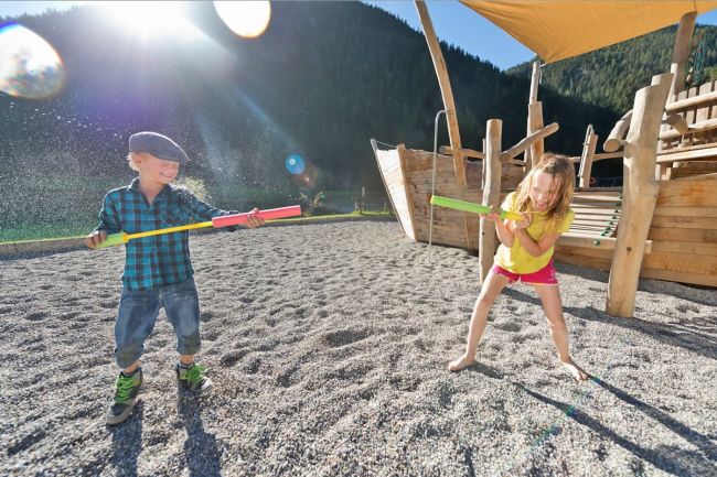 Spaß beim Familienurlaub in Flachau - Beachvolleyballplatz am Badesee